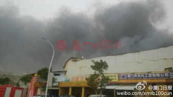 福建厦门一家具厂发生火灾 浓烟滚滚